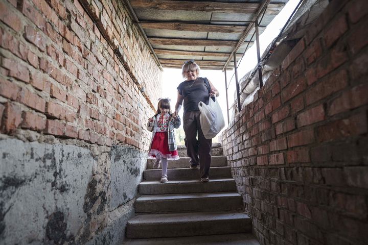 [보브리크=AP/뉴시스] 1일(현지 시간) 우크라이나 수미주 보브리크에서 한 어린이가 엄마와 함께 새 학기 첫날 시청사 지하에 마련된 교실로 등교하고 있다. 이곳 학교는 이어지는 공습경보로 인해 지하에서 수업을 진행하고 있다. 2025.09.02.