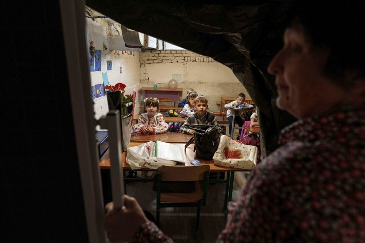 [보브리크=AP/뉴시스] 1일(현지 시간) 우크라이나 수미주 보브리크에서 학생들이 새 학기 첫날 시청사 지하에 마련된 교실에서 수업하고 있다. 이곳 학교는 이어지는 공습경보로 인해 지하에서 수업을 진행하고 있다. 2025.09.02.