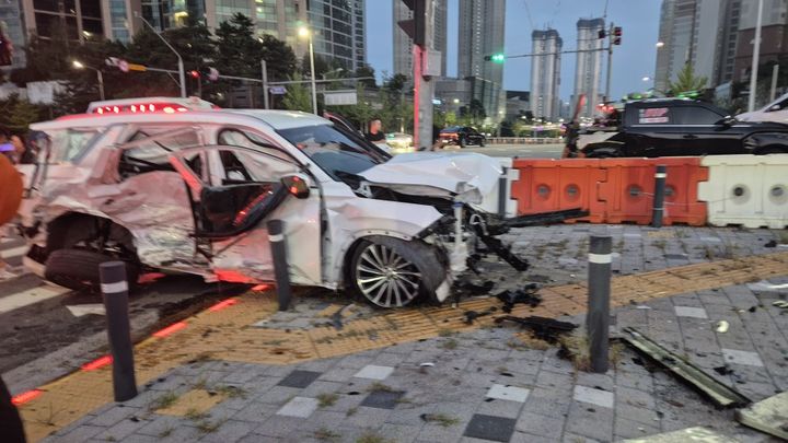 [천안=뉴시스]충남 천안 서북구 불당동 교통사고 현장. (사진= 천안서북소방서 제공) *재판매 및 DB 금지