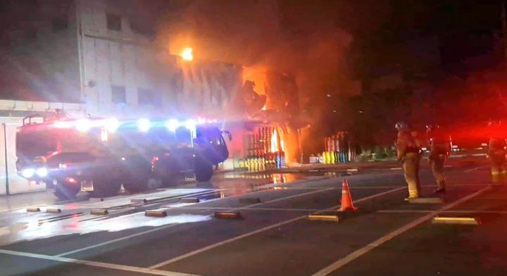 [화성=뉴시스] 1일 오전 2시21분께 경기 화성시 향남읍 동물의약품 제조 공장에 불이 나 4시간19분만에 꺼졌다. (사진=경기도소방재난본부 제공) 2025.09.01. photo@newsis.com *재판매 및 DB 금지