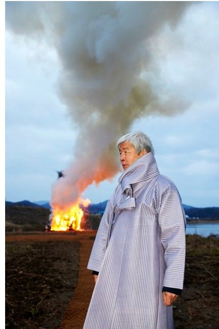 Portrait of artist Lee Bae in front of the Daljip Taeugi. Photo © Sangtae Kim *재판매 및 DB 금지