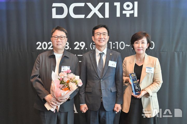 [서울=뉴시스]LG유플러스가 한국표준협회(KSA) 주관 '2025년 디지털고객경험지수(DCXI)'에서 이동통신 부문 1위를 차지했다고 1일 밝혔다. 사진은 LG유플러스 전경혜 디지털CX/성장담당(오른쪽)과 방욱재 디지털커머스개발랩장(왼쪽)이 문동민 한국표준협회 회장과 기념촬영을 하고 있는 모습. (사진=LG유플러스 제공)
