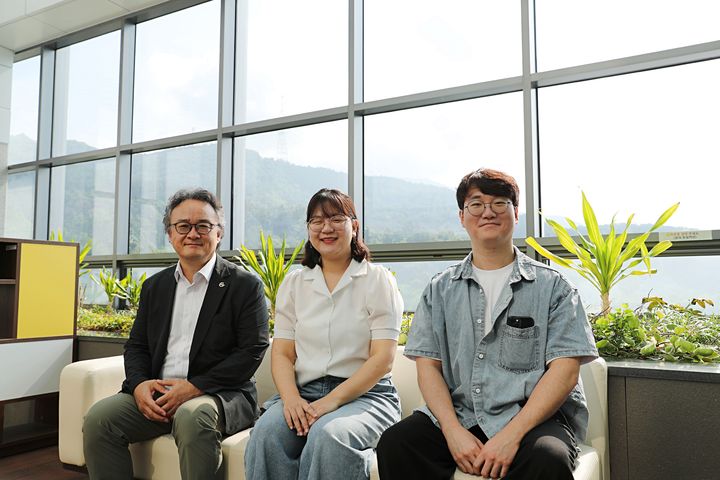 [대구=뉴시스](왼쪽부터)DGIST 에너지공학과 이종수 교수, 이남지 석박사통합과정생, 최동현 박사과정생(사진=DGIST 제공) photo@newsis.com *재판매 및 DB 금지