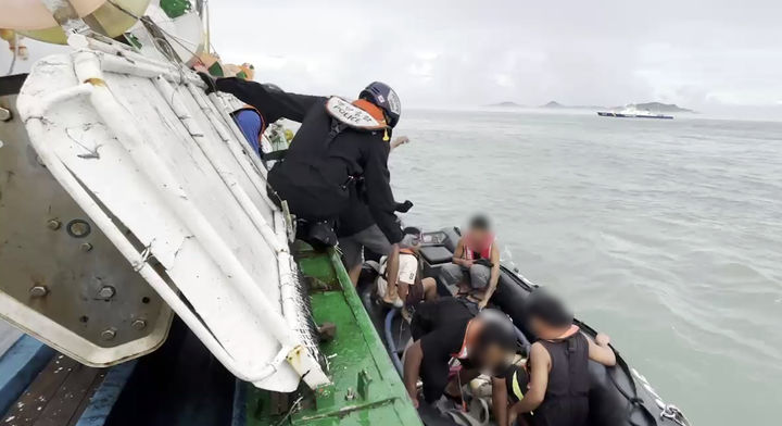 [진도=뉴시스] 지난 31일 오후 4시21분께 전남 진도 인근 해상에서 어선이 암초와 충돌해 목포해경이 승선원을 구조하고 있다. (사진 = 목포해경 제공) 2025.09.01. photo@newsis.com *재판매 및 DB 금지