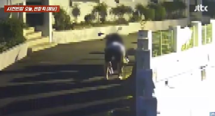 [서울=뉴시스] 같은 아파트 입주민이 황당한 이유로 자신의 오토바이를 훼손했다는 한 남성의 사연이 전해졌다. (사진=JTBC 사건반장 갈무리) 2025.09.01 *재판매 및 DB 금지