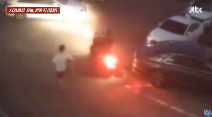 [서울=뉴시스] 같은 아파트 입주민이 황당한 이유로 자신의 오토바이를 훼손했다는 한 남성의 사연이 전해졌다. (사진=JTBC 사건반장 갈무리) 2025.09.01 *재판매 및 DB 금지