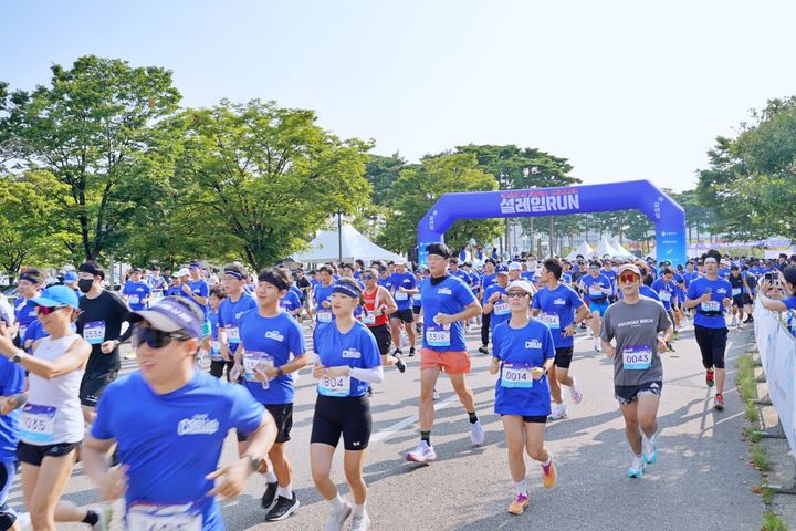 [서울=뉴시스] 2025 설레임런 참가자들이 레이스를 출발하고 있다. (사진=롯데웰푸드 제공) *재판매 및 DB 금지