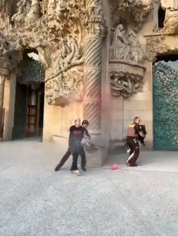 [서울=뉴시스] 사그라다 파밀리아가 '푸투로 베헤탈' 소속 기후운동가들에 의해 훼손됐다. 당시 활동가들이 체포되는 장면. (사진 = 'FuturoVegetal' 엑스 캡처) 2025.09.01. *재판매 및 DB 금지