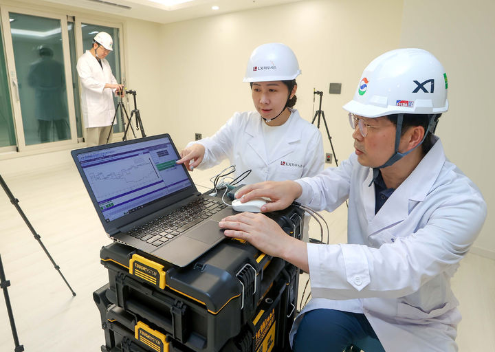 [서울=뉴시스] GS건설과 LX하우시스 함께 개발한 '층간소음 저감 바닥구조' 실험중인 사진. (사진=GS건설 제공) 2025.09.01. photo@newsis.com *재판매 및 DB 금지