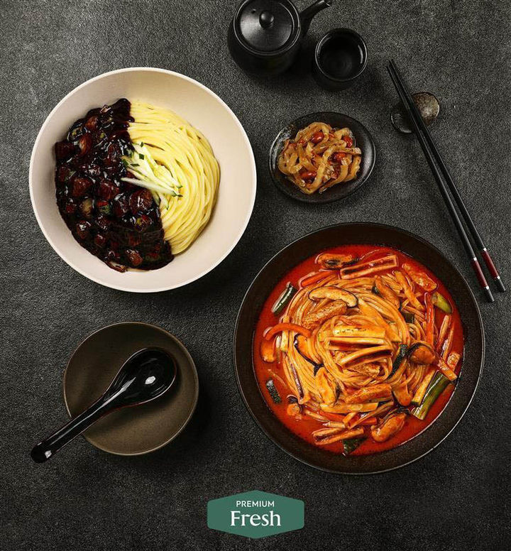 [서울=뉴시스] 쿠팡이 중식 대가 여경래 셰프의 노하우가 집약된 프리미엄 간편식 짜장·짬뽕 2종을 로켓프레시에서 선 출시하고 프리미엄 프레시의 가정간편식 라인업을 강화한다고 1일 밝혔다. (사진=쿠팡 제공) *재판매 및 DB 금지