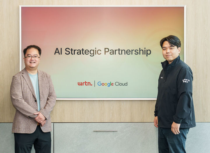 지난 29일 구글 클라우드와 뤼튼테크놀로지스가 서초동 뤼튼테크놀로지스 사무실에서 양사의 전략적 AI 파트너십 방안에 대해 논의했다. (왼쪽부터) 지기성 구글 클라우드 코리아 사장, 이세영 뤼튼테크놀로지스 대표가 기념촬영 하고 있다(사진=구글 클라우드 제공) *재판매 및 DB 금지