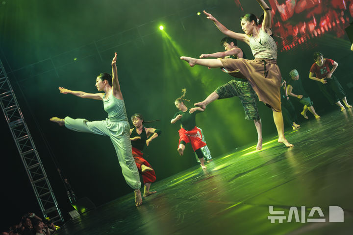  [서울=뉴시스]'세종썸머페스티벌'의 '뽕&테크노 나이트' 무대에서 창작무용단 '춤선캡'이 춤을 추고 있다. (사진=세종문화회관 제공)