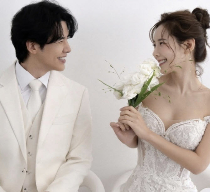 [서울=뉴시스] 그룹 '클레오' 채은정(43)이 지난달 31일 서울 강남구 모처에서 한 살 연상의 영상 감독과 백년가약을 맺었다.(사진=채은정 인스타그램) 2025.09.01 photo@newsis.com *재판매 및 DB 금지