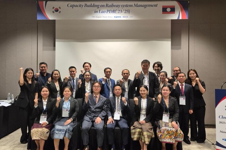 [서울=뉴시스] 한국철도공사(코레일)가 지난달 29일 서울드래곤시티 호텔에서 ‘라오스 철도시스템 개발 및 관리역량 강화 초청연수’의 수료식을 개최했다고 1일 밝혔다. 2025.09.01. (사진=코레일 제공) photo@newsis.com *재판매 및 DB 금지