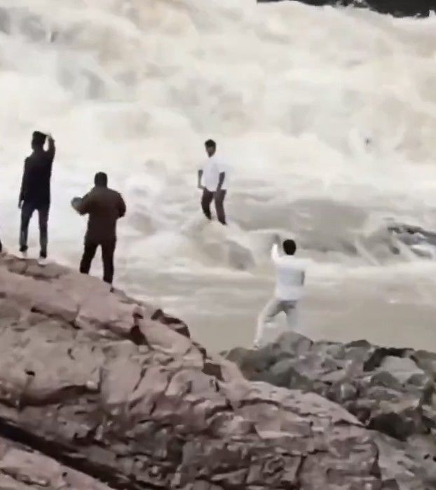 [서울=뉴시스] 인도에서 한 남성이 유튜브 영상 촬영 도중 급류에 휩쓸려 실종되는 사건이 벌어졌다. 실종 닷새가 지났지만 수색팀은 아직 행방을 찾지 못한 상태다. (사진=@VoiceOfCongo 엑스 갈무리) 2025.09.01 *재판매 및 DB 금지