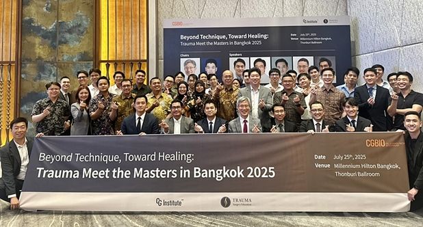 [서울=뉴시스] 시지바이오 주최 ‘트라우마 밋 더 마스터 인 방콕 2025’ 현장에서 단체 사진을 촬영했다. (사진=시지바이오 제공) 2025.09.01. photo@newsis.com *재판매 및 DB 금지