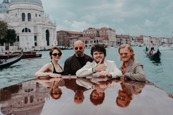 [서울=뉴시스] 베네치아 영화제 전통인 수상 택시 '택시 아퀘오'에 오른 '부고니아' 출연 배우들이 카메라를 향해 미소 짓는 모습. (사진=CJ ENM 제공) 2025.09.01. photo@newsis.com *재판매 및 DB 금지