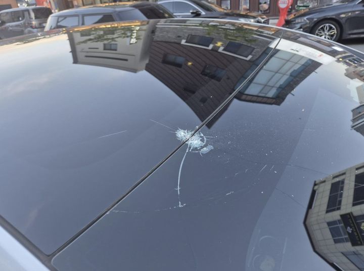 [서울=뉴시스] 돌에 맞아 파손된 차량의 모습 (사진=온라인 커뮤니티 갈무리) 2025.09.01 *재판매 및 DB 금지