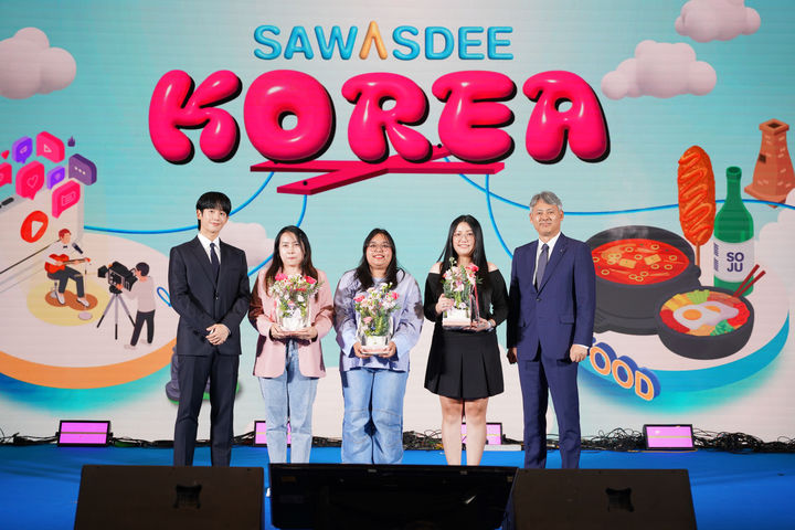  8월29일 태국 방콕에서 열린 'K-관광 로드쇼' 중 관광공사 방콕지사 페이스북 100만 팔로워 돌파 기념 우수 회원 시상식'에서 배우 정해인(사진 왼쪽에서 첫 번째)과 관광공사 김종훈 국제관광본부장 직무대리(다섯 번째) *재판매 및 DB 금지