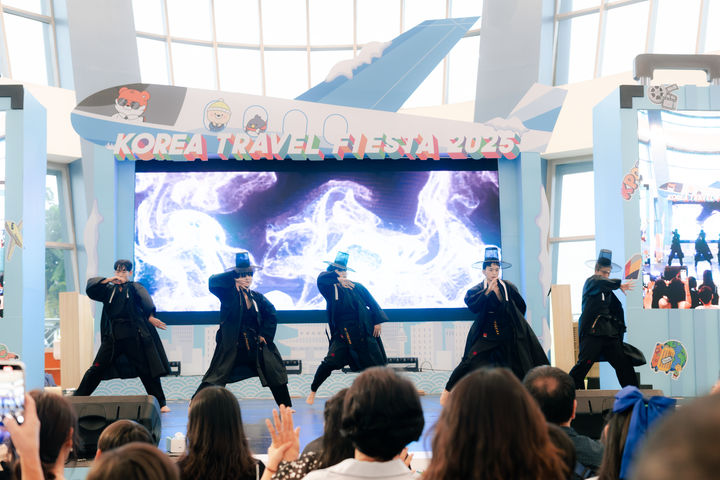 8월30일 필리핀 마닐라에서 열린 '코리아 트래블 피에스타'에서 공연하는 'K타이거즈' *재판매 및 DB 금지