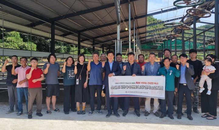 [합천=뉴시스] 경남 합천군 스마트축산 우수멘토 농가 견학 및 간담회 개최 (사진=합천군 제공) 2025.09.01. photo@newsis.com *재판매 및 DB 금지