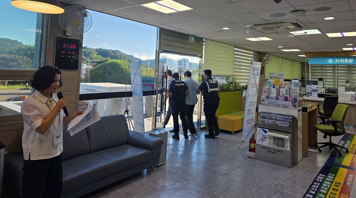 [합천=뉴시스] 합천군청 민원실, 올해 하반기 특이민원 상황 대비 모의훈련 (사진=합천군 제공) 2025.09.01. photo@newsis.com *재판매 및 DB 금지