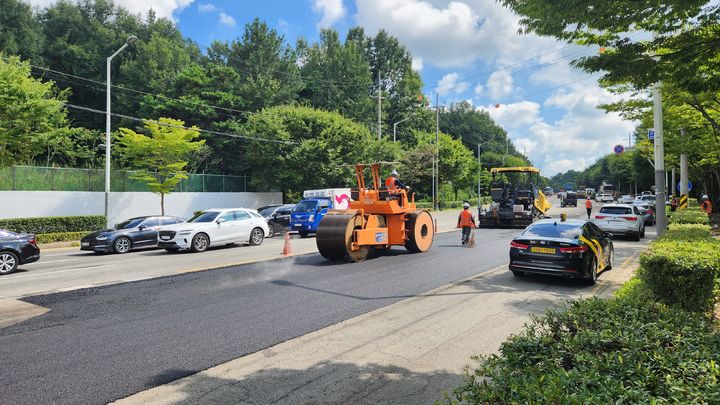 [광주=뉴시스] 세계양궁선수권대회 앞두고 도로 포장 공사중인 광주 도시철도공사구간. (사진=광주시 제공) 2025.09.01. photo@newsis.com *재판매 및 DB 금지