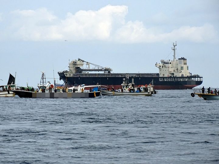 군산해경 비응파출소 경찰관이 관내 낚시어선 현황 및 안전상태 등을 확인하고 있다. (사진=해경 제공) *재판매 및 DB 금지