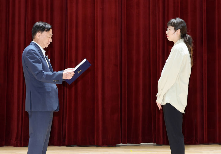 [대전=뉴시스] 월례조회에서 '2025년 상반기 적극행정 우수공무원' 시상을 하는 설동호 대전시교육감. (사진=대전시교육청 제공) 2025.09.01. photo@newsis.com *재판매 및 DB 금지