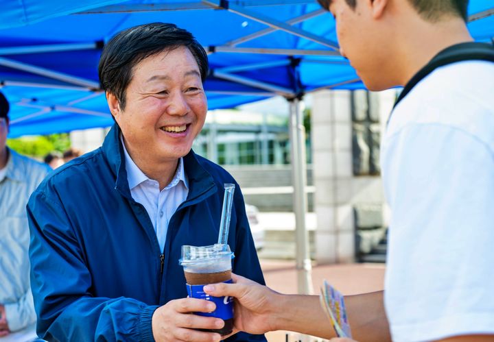 [대전=뉴시스] 충남대 재학생들 2학기 등굣길에서 커피를 전달하고 격려하는 김정겸 총장. (사진=충남대 제공) 2025.09.01. photo@newsis.com *재판매 및 DB 금지