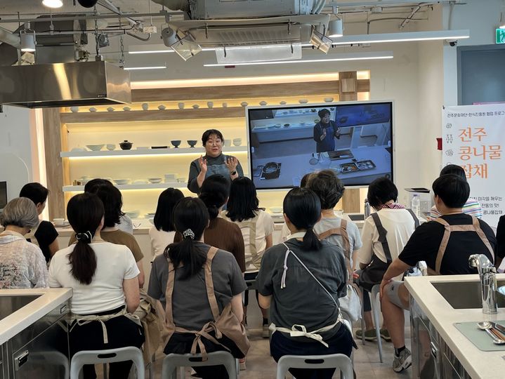 [세종=뉴시스]전주 콩나물 잡채 만들기 쿠킹 클래스 모습. (사진=한식진흥원 제공) *재판매 및 DB 금지