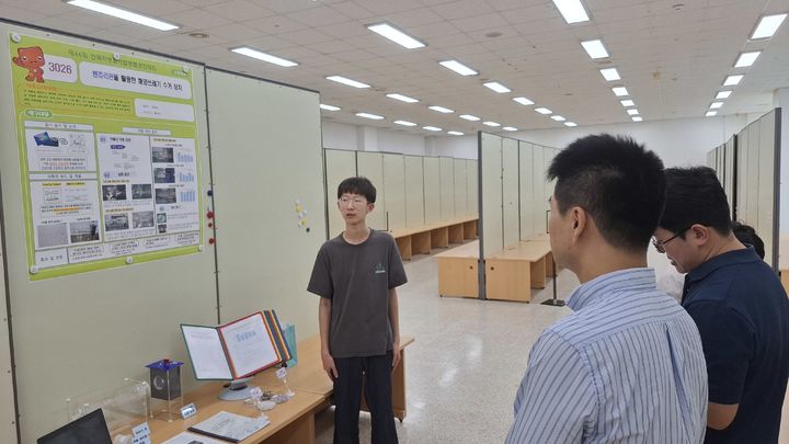 [진주=뉴시스] 제46회 전국학생과학발명품경진대회에서 최우수상을 수상한 경남과학고 김준희 학생.(사진=경남과학교육원 제공) 2025.09.01. photo@newsis.com *재판매 및 DB 금지