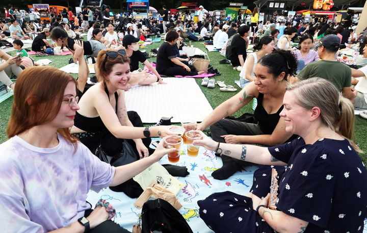 [서울=뉴시스] 노원수제맥주축제를 즐기는 외국인 관람객들. 2025.09.01. (사진=노원구 제공) *재판매 및 DB 금지