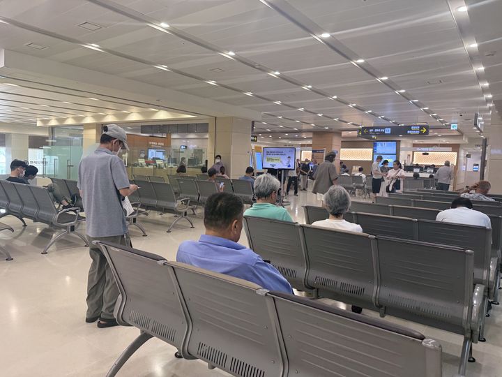 [서울=뉴시스]이수정 기자=전공의 복귀가 이뤄진 1일 오전 서울 세브란스병원 원무과 앞에 환자들이 대기하고 있다. 2025.09.01 photo@newsis.com *재판매 및 DB 금지