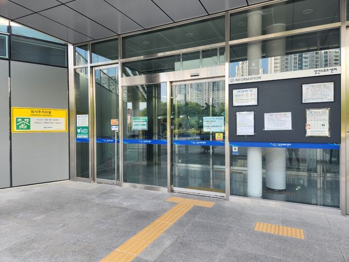 [창원=뉴시스] 강경국 기자 = 경남 창원시 성산구 성산스포츠센터에 설치된 이재민 임시주거시설. (사진=창원시청 제공). 2025.09.01. photo@newsis.com *재판매 및 DB 금지