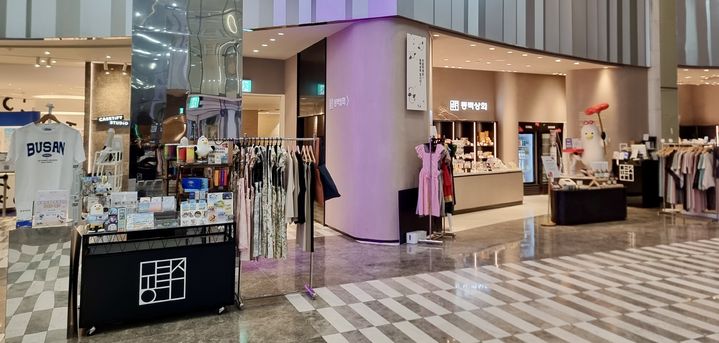 [부산=뉴시스] 부산 신세계 센텀시티는 두 차례에 걸쳐 백화점 지하2층에 위치한 부산 지역 우수기업제품 판매 브랜드 '동백상회'의 팝업스토어를 운영한다고 1일 밝혔다. (사진=신세계 센텀시티 제공) 2025.09.01. photo@newsis.com *재판매 및 DB 금지