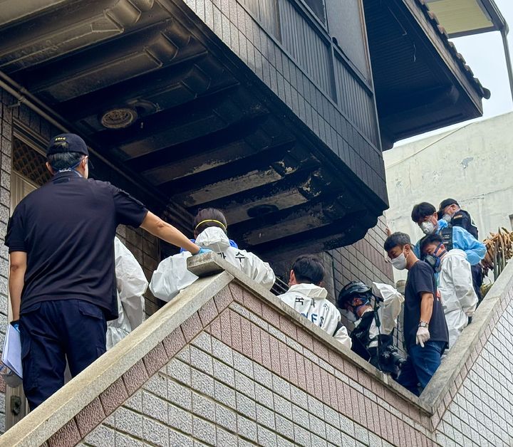 [대구=뉴시스] 정재익 기자 = 1일 대구 북구 구암동 다세대주택 화재 현장에서 대구경찰청 과학수사대, 국과수, 소방 등 관계자들이 합동감식을 진행하고 있다. 지난달 31일 오전 7시25분께 구암동 한 3층짜리 다세대주택 2층에서 불이 나 모녀 2명이 숨지고 아들 1명이 중상을 입었다. 2025.09.01. jjikk@newsis.com *재판매 및 DB 금지