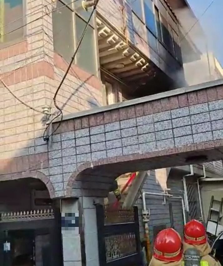 [대구=뉴시스] 지난달 31일 오전 7시25분께 대구 북구 구암동 한 3층짜리 다세대주택 2층에서 불이 나 모녀 2명이 숨지고 아들 1명이 중상을 입었다. (사진=대구소방안전본부 제공) 2025.09.01. *재판매 및 DB 금지