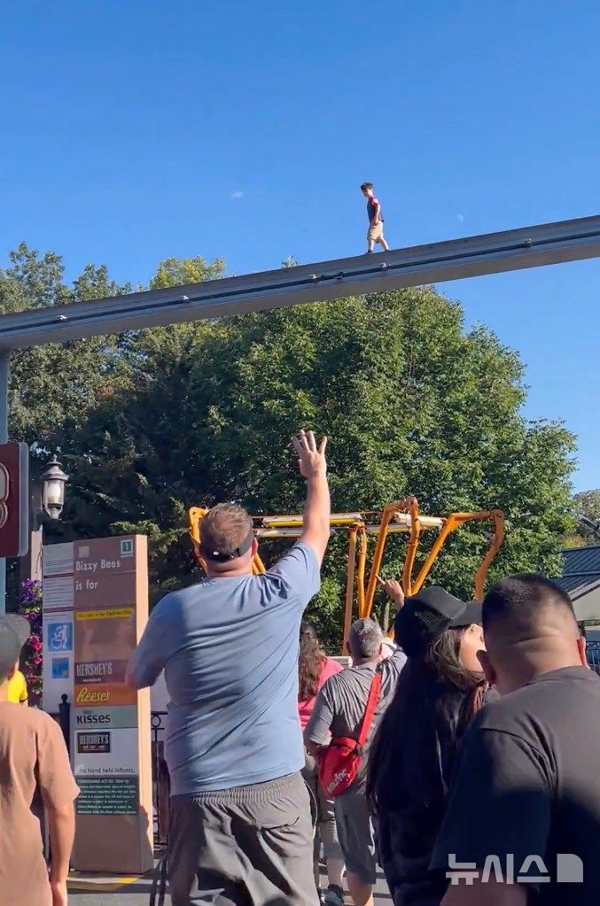 [뉴시스] 미국에 한 놀이공원에서 아이가 모노레일 선로 위를 걷자, 아래에서 방문객들이 손짓하고 있다. (사진=뉴욕포스트) 2025.08.31. 