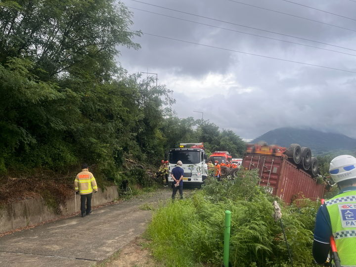 [창원=뉴시스] 강경국 기자 = 1일 오전 경남 창원시 의창구 동읍 남해고속도로 부산 방면 창원분기점 인근에서 트레일러가 가드레일을 뚫고 도로 아래로 추락해 119구조대가 구조 활동을 펼치고 있다. (사진=창원소방본부 제공). 2025.09.01. photo@newsis.com *재판매 및 DB 금지