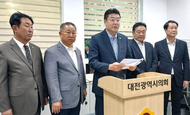 [대전=뉴시스] 조명휘 기자 = 국민의힘 대전시의원들이 1일 오후 대전시의회 기자실에서 회견을 열고 더불어민주당 장철민(대전 동구) 의원에 대해 공공기관이전과 관련한 선동을 중단할 것을 요구하고 있다. 2025.09.01. photo@newsis.com *재판매 및 DB 금지