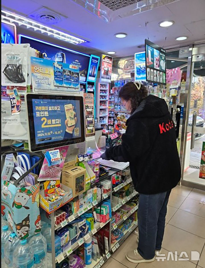 [성남=뉴시스] 전담관리원이 학원가 주변 편의점에서 소비기한 경과 식품 등을 진열·판매하는지 여부를 점검하고 있다 (사진=성남시 제공) 2025.09.01.photo@newsis.com