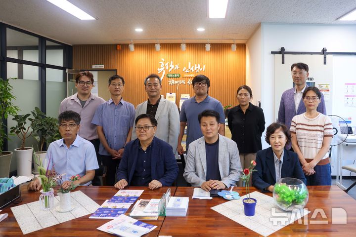 [평택=뉴시스] 평택시의회 노동정책 연구회가 안산시 이동노동자 쉼터 방문한 뒤 기념사진을 찍고 있다.(사진=평택시의회 제공) 2025.09.01.photo@newsis.com 