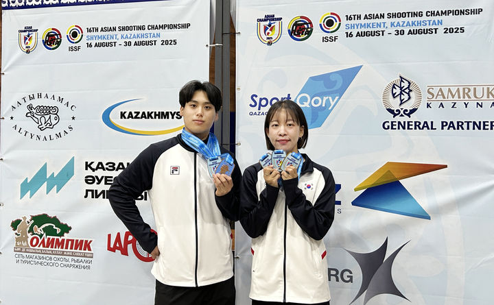 [서산=뉴시스] 서산시청 사격팀 소속 이은서(오른쪽), 방재현 선수가 지난달 29일 카자흐스탄 심켐트 국제사격장에서 메달 획득을 기념해 사진을 찍고 있다. (사진=서산시 제공) 2025.09.01. photo@newsis.com *재판매 및 DB 금지