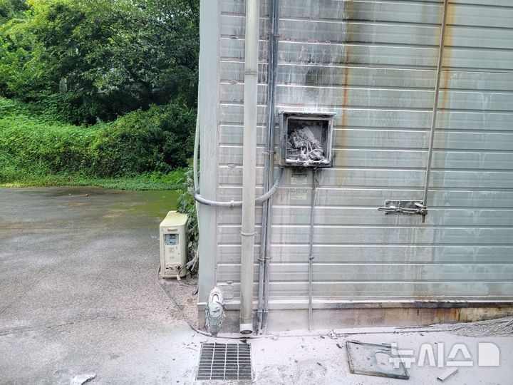 낙뢰 '우르르 쾅', 하동 창고화재…공장 근로자가 불 껐다