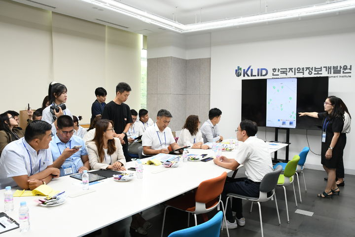 [수원=뉴시스] 1일 몽골 연수단이 국가주소정보시스템에 대한 설명을 듣고 시스템 실습을 진행하고 있다. (사진=개발원 제공) 2025.09.01. photo@newsis.com *재판매 및 DB 금지