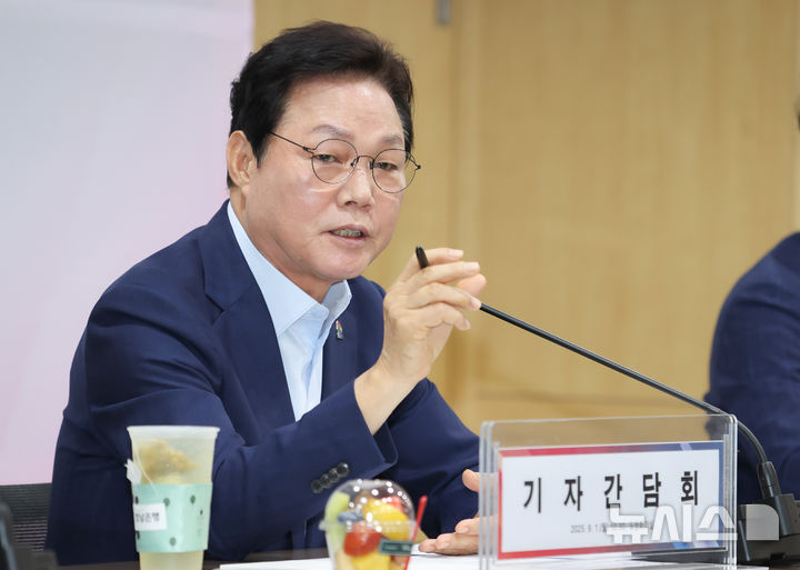 [창원=뉴시스] 박완수 경남도지사가 1일 오전 도청 도정회의실에서 열린 출입기자 간담회에서 기자들의 질문에 답변하고 있다. (사진=경남도 제공) 2025.09.01. photo@newsis.com