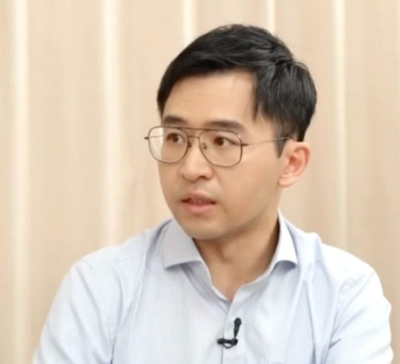 [뉴시스]대만 의사 리당웨이가 진료 중 한 환자로부터 체중 지적을 받고 다이어트를 시작해 2년 만에 25㎏을 줄이는 데 성공했다.(사진 = Cofit 캡처).2025.09.01 *재판매 및 DB 금지