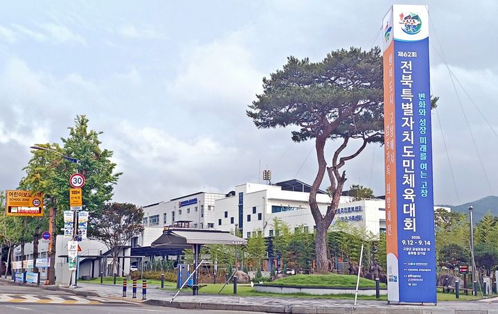 [고창=뉴시스] 오는 12일~14일 열릴 예정인 제62회 전북자치도민체육대회 홍보탑이 고창군청 사거리에 설치된 모습. *재판매 및 DB 금지