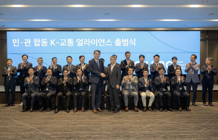 [서울=뉴시스] 현대차·기아는 1일 서울 광진구 워커힐 서울 그랜드홀에서 미래 모빌리티 생태계 구축을 위한 'NUMA(Next Urban Mobility Alliance)'의 출범식을 개최했다. 사진은 이날 행사에 참석한 (앞줄 왼쪽부터) 강희업 국토교통부 2차관, 현대차·기아 AVP본부 송창현 사장 등 관계자들이 기념촬영을 하고 있는 모습. (사진=현대차 제공) 2025.09.01 photo@newsis.com *재판매 및 DB 금지